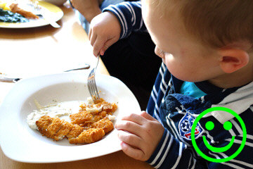 2 jähriges Kind kann selbst mit der Gabel essen