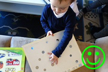 Für 2-Jährige sind Puzzle mit Löchern am besten